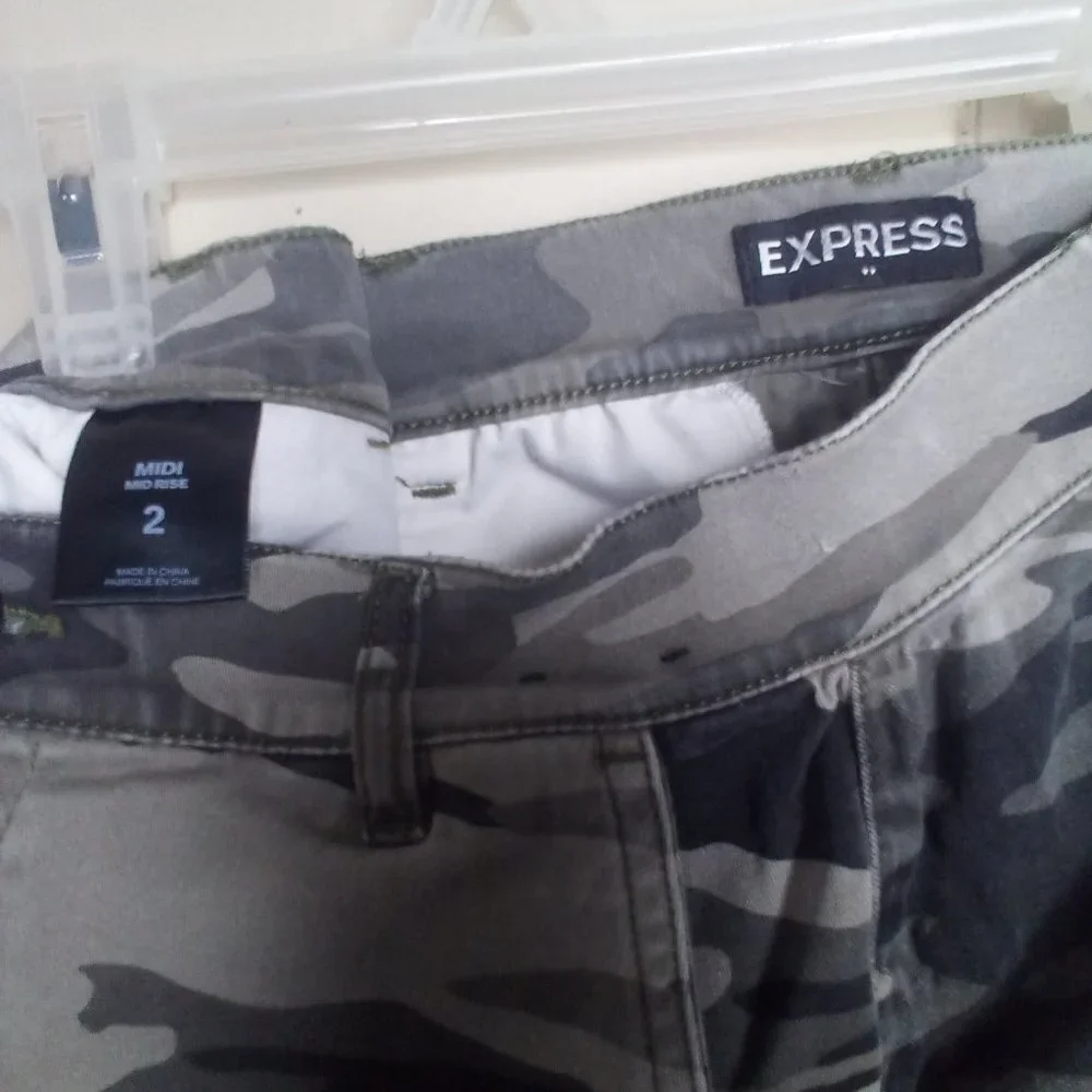 Express Shorts 2 Mid Rise Camo Green Black